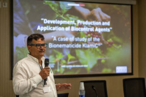 Leo Hidalgo presenting at the CROPSAFE IPM seminar